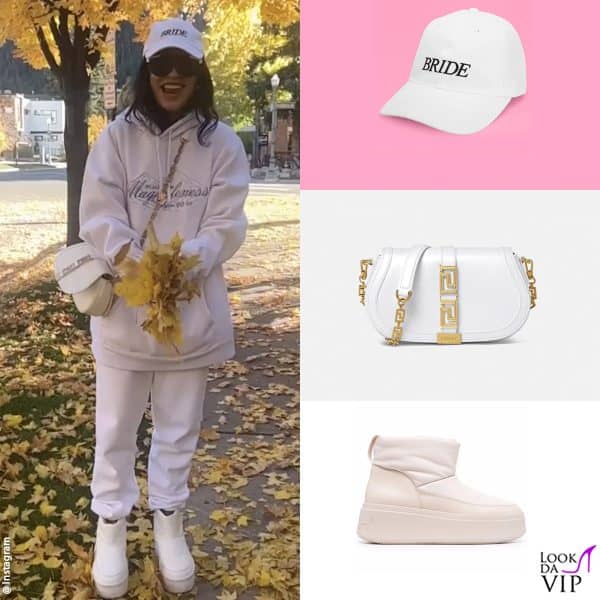 sempre in total white: cappello XO Fetti, borsa Versace, stivali Ash 