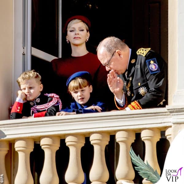 i reali al balcone: Charlene, Alberto, Jacques e Gabriella 