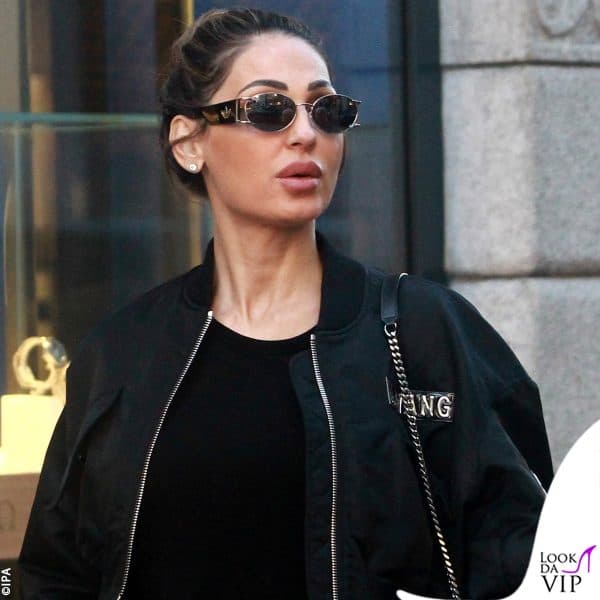 occhiali rotondi e look total black per Anna
