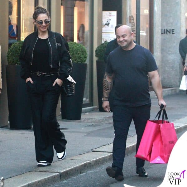 un addetto dello store porta i sacchetti dello shopping 