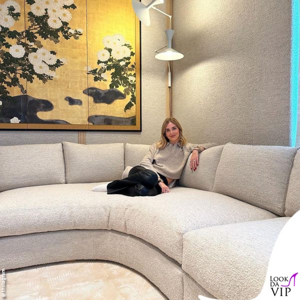 Chiara Ferragni posa su uno dei divani della casa nuova 