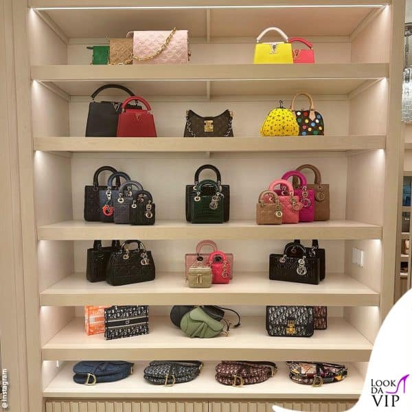 gli scaffali delle borse: qui ci sono alcuni modelli di Dior e Louis Vuitton 