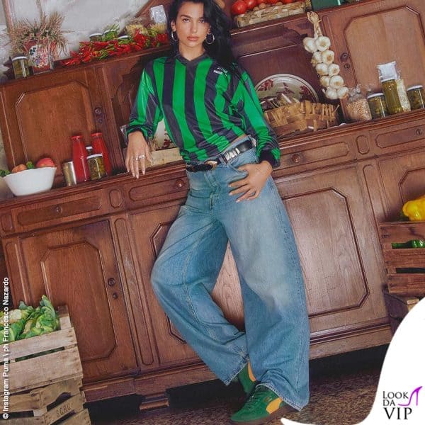Le snekers low-top dai colori vivaci sono abbinate all'abbigliamento oversize