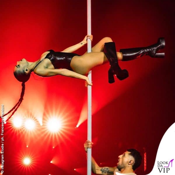Pole dance col body della Medusa