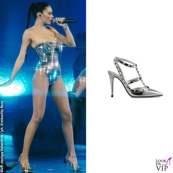 le scarpe sono le "Rockstud" di Valentino 