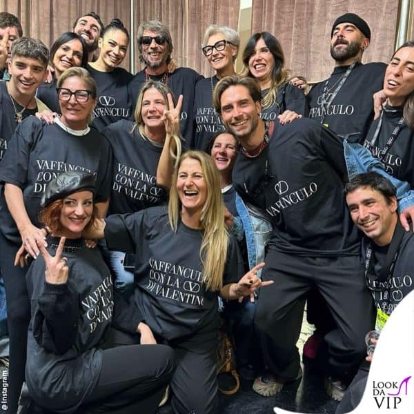 anche l'entourage di Elodie ha indossato la t-shirt 