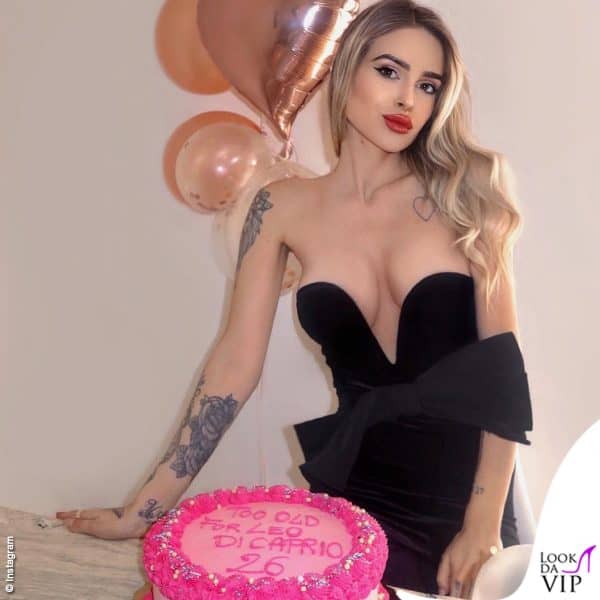 Ginevra Lambruschi sexy con un abito nero dalla profonda scollatura