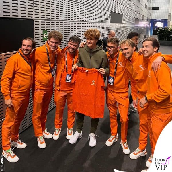 Jannik circondato dai Carota Boys 