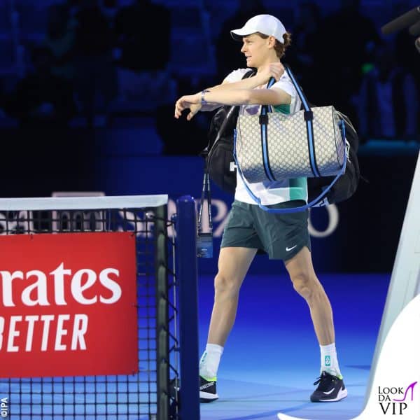Jannik Sinner entra in campo per il match contro Novak Djokovic alle Nitto ATP Finals di Torino 