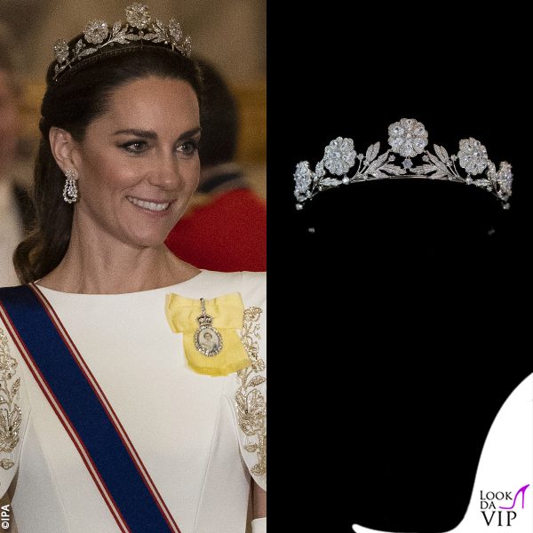 Royal Family Order sul petto e Strathmore Rose Tiara sul capo 