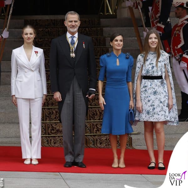 i giuramento di Leonor di Spagna con il tailleur pantaloni bianco