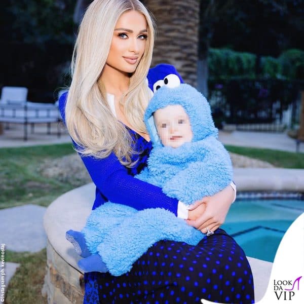 Phoenix vestito da Cookie Monster, mamma Paris in Alice+Olivia 