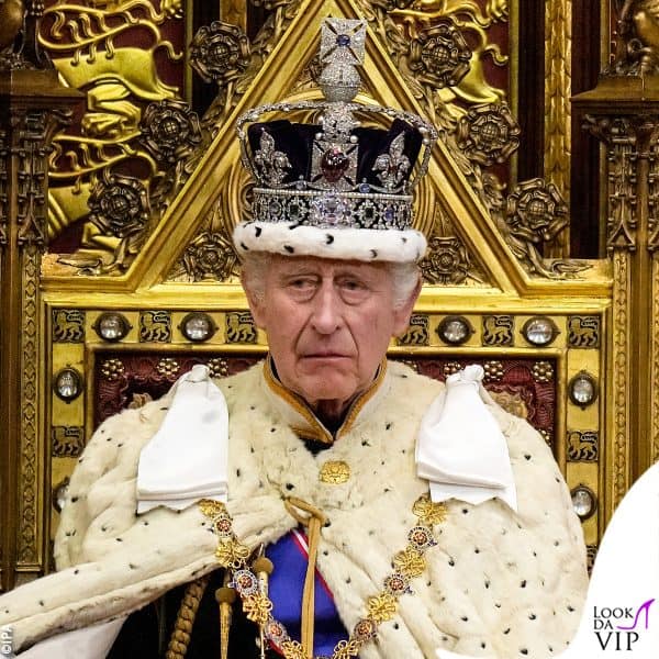 il Re indossa l'Imperial State Crown 