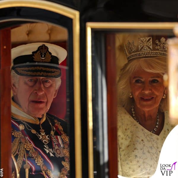 Carlo e Camilla sulla carrozza reale 