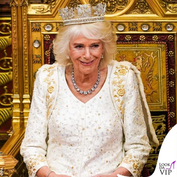 Camilla con l'abito di Bruce Oldfield indossato all'incoronazione di Carlo III