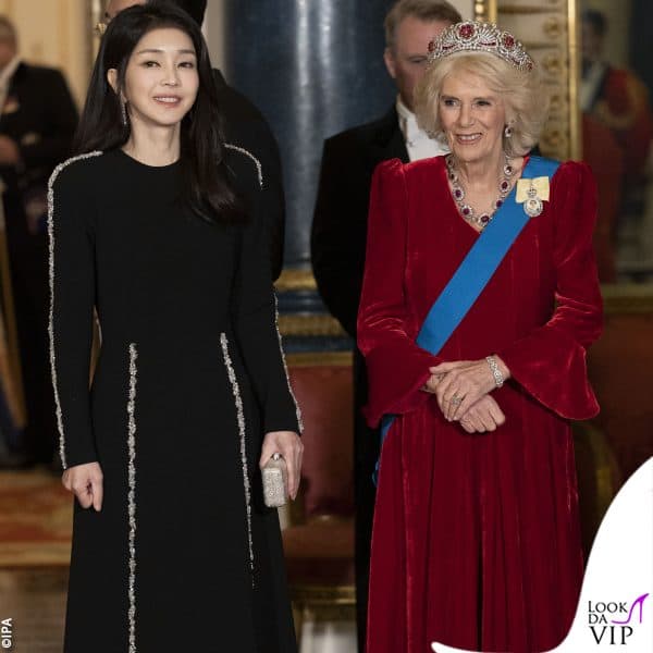 la first lady Kim Keon Hee e la regina Camilla, con un abito di velluto rosso di Fiona Claire