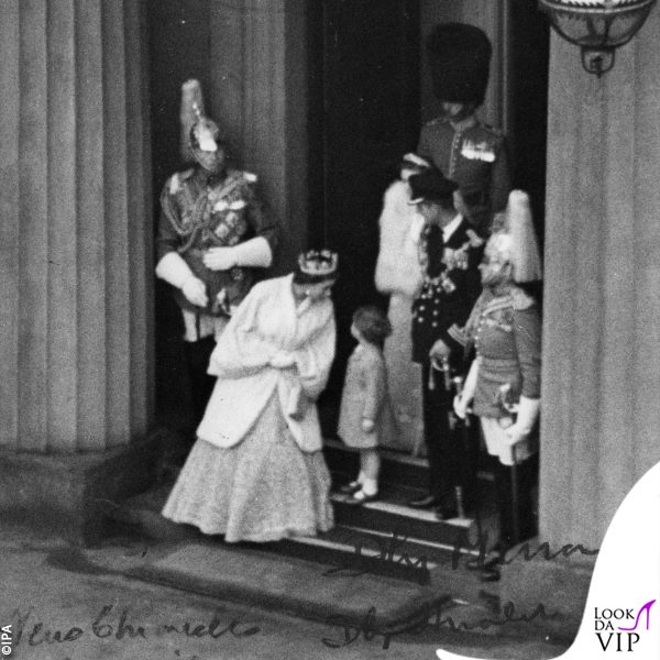 Elisabetta II nel 1952 con un giovane Carlo 