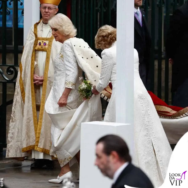 Camilla il 6 maggio, nel giorno dell'incoronazione di Carlo III, con lo stesso abito
