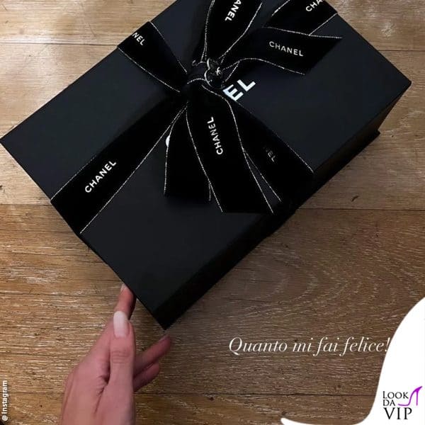 Belen scarta il suo regalo 