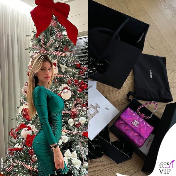 Chiara Nasti mostra la pouch Chanel ricevuta dalla mamma 