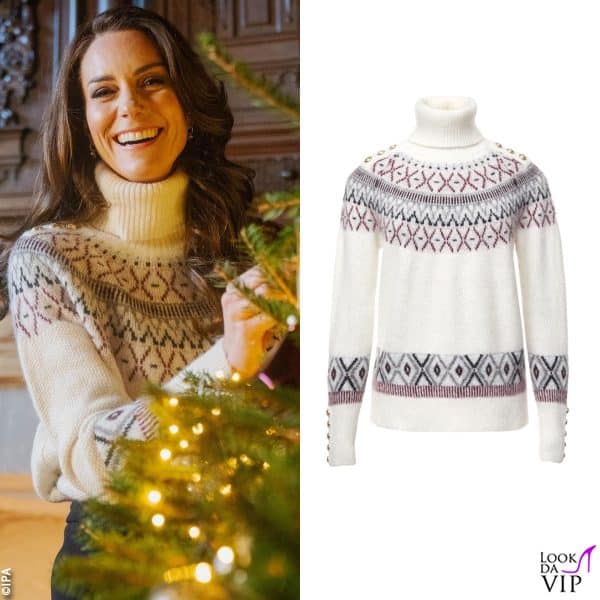 Kate posa vicino all'albero con un maglione Holland Cooper