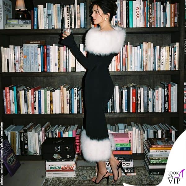Kendall Jenner con un abito 16arlington e sandali Gianvito Rossi 