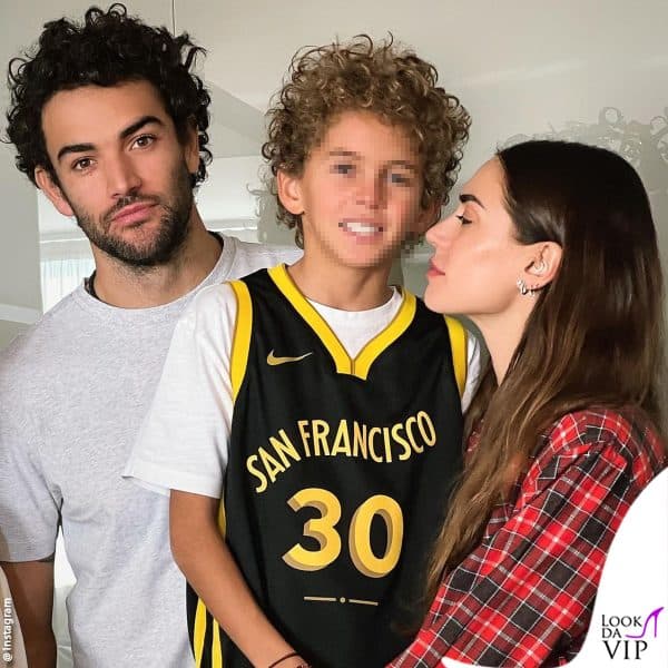 camicia a quadri per Melissa Satta, qui insieme al figlio Maddox e al fidanzato Matteo Berrettini 