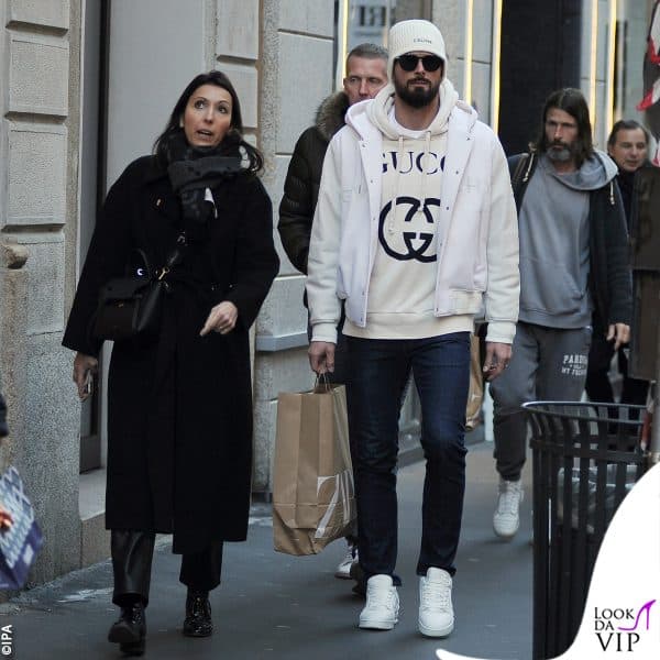 Olivier Giroud e la moglie Jessica in centro a Milano 