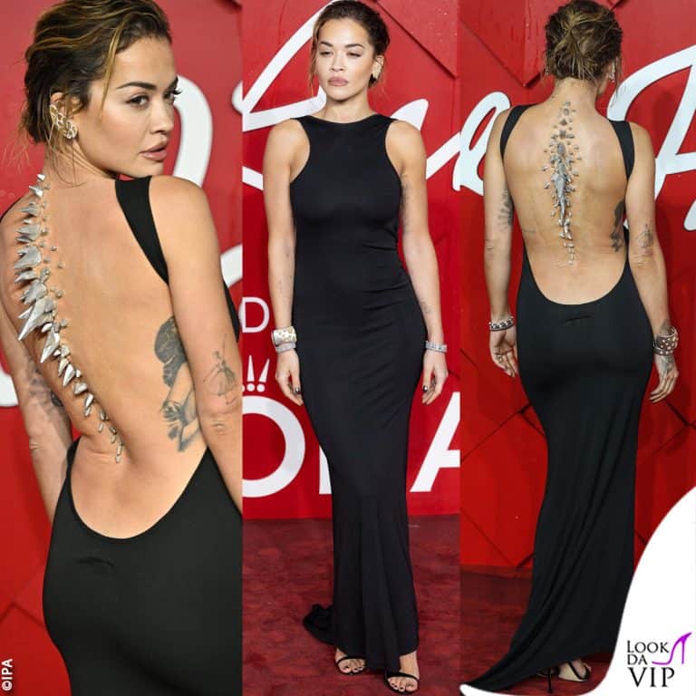 Rita Ora con la spina dorsale cromata ai British Fashion Awards