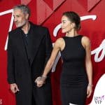 Rita Ora con la spina dorsale cromata ai British Fashion Awards