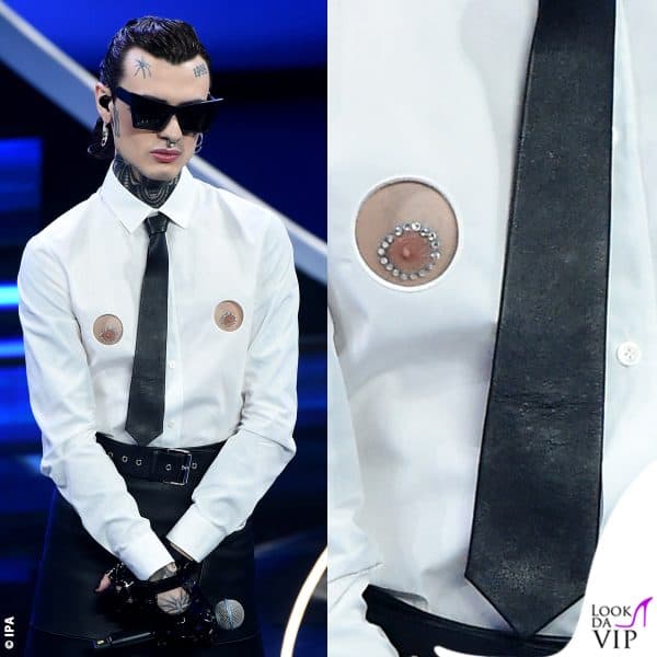 La camicia di Rosa Chemical ha i buchi sui capezzoli, sottolineati da glitter