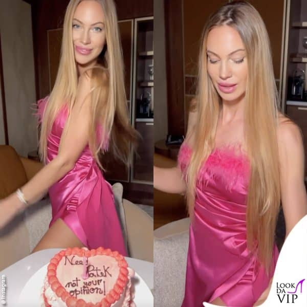 Taylor festeggia il compleanno con la torta dal messaggio divertente (abito Revolve) 