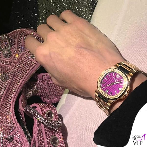 l'orologio si abbina perfettamente alla borsa di cristalli, la "Cagole XS" di Balenciaga 