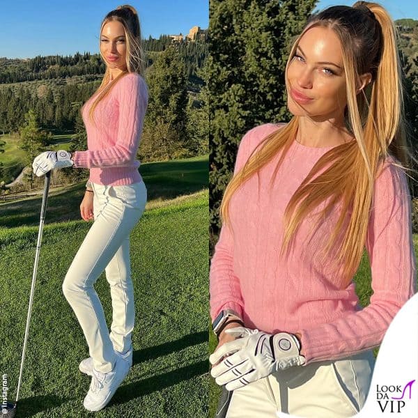 sul campo da golf con il maglione pink