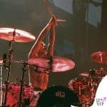 Travis Barker vende gli articoli del tour con i Blink 182
