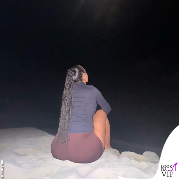 Georgina pensierosa nella notte delle Maldive 