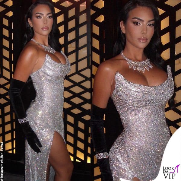 il suo look è brillantissimo 
