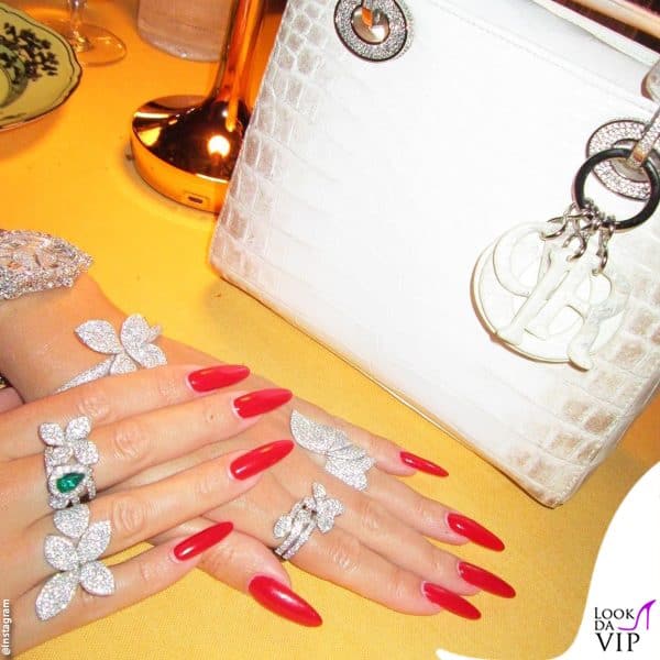 Georgina mostra le mani piene di diamanti e la borsa in coccodrillo Dior 