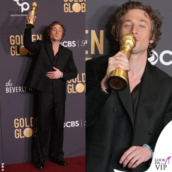 Jeremy Allen White in Calvin Klein posa con il Golden Globe che ha vinto per la performance in "The Bear"