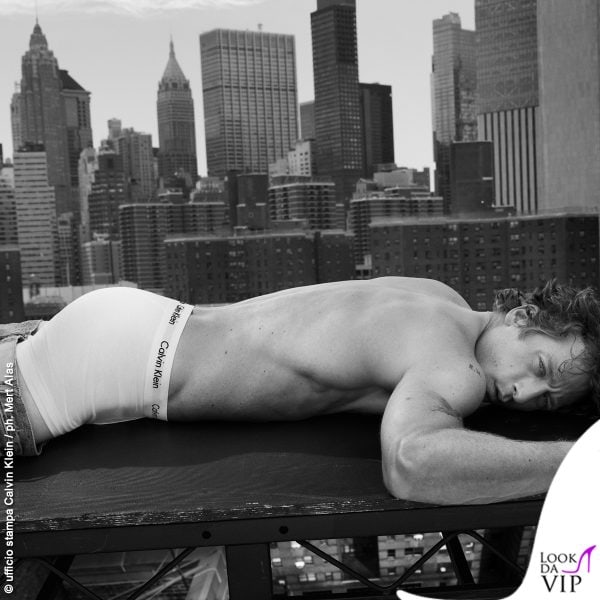 in posa a New York per Mert Alas