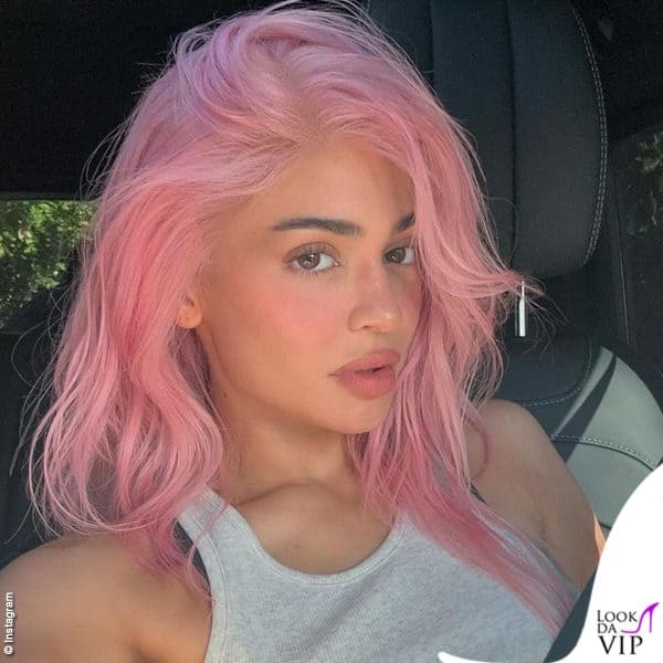 Kylie Jenner con i capelli rosa