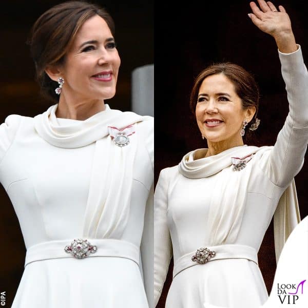 bianco per la Regina, che ha indossato i gioielli della Danish Ruby Parure