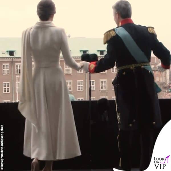 Mary e Frederik di Danimarca si affacciano al balcone del Palazzo di Amalienborg