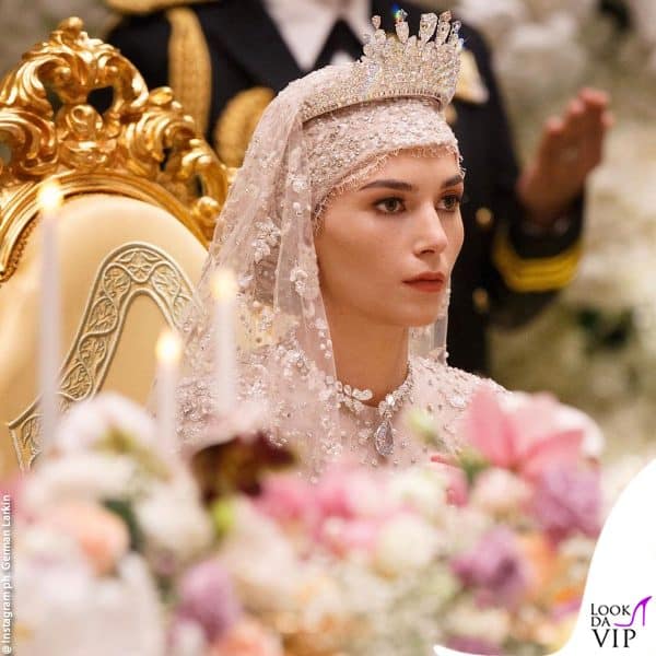Anisha Rosnah binti Adam al tavolo del ricevimento è ricoperta di diamanti 