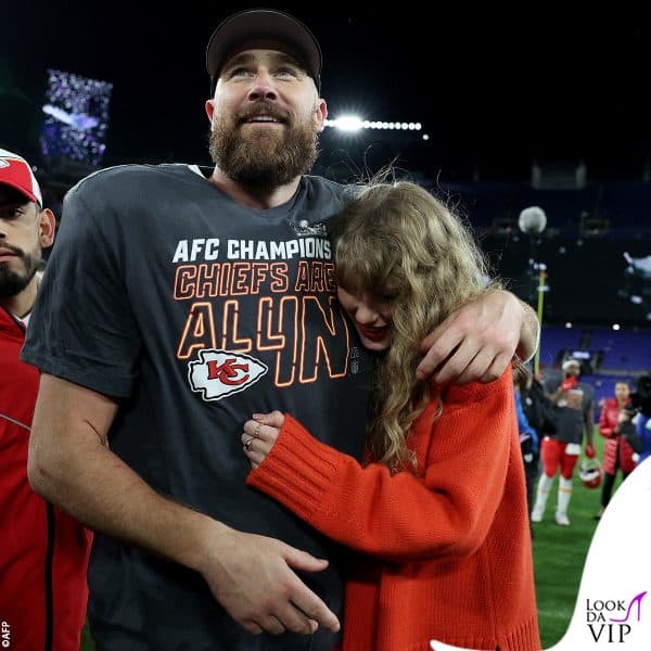 Travis Kelce e Taylor Swift in campo dopo la vittoria di Chiefs, valida per la qualificazione al Super Bowl 2024