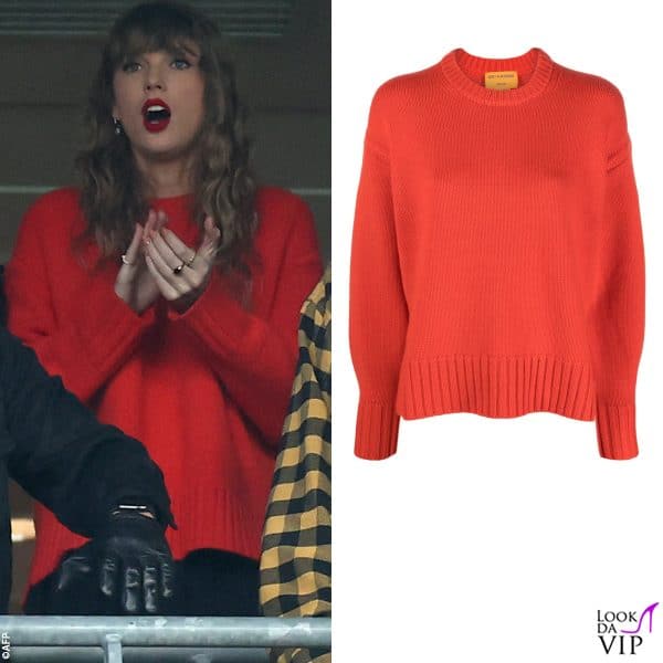 il maglione è il "Cherry Red Cozy Crew" di Guest in Residence 
