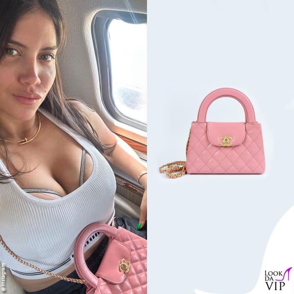 Wanda Nara, che ha ancora la chioma scura, sfoggia una borsa Chanel e un top Miu Miu 