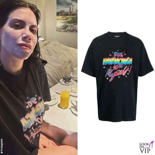 beauty routine in hotel: Wanda Nara indossa una t-shirt Balenciaga 