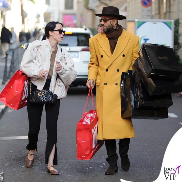 Aurora e Jonathan sono usciti dallo store di Diesel e sono carichi di sacchetti