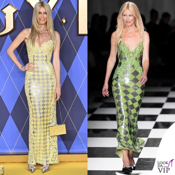 Il vestito è molto simile a quello con cui ha sfilato, che è anche uno dei capi scelti per la campagna Versace